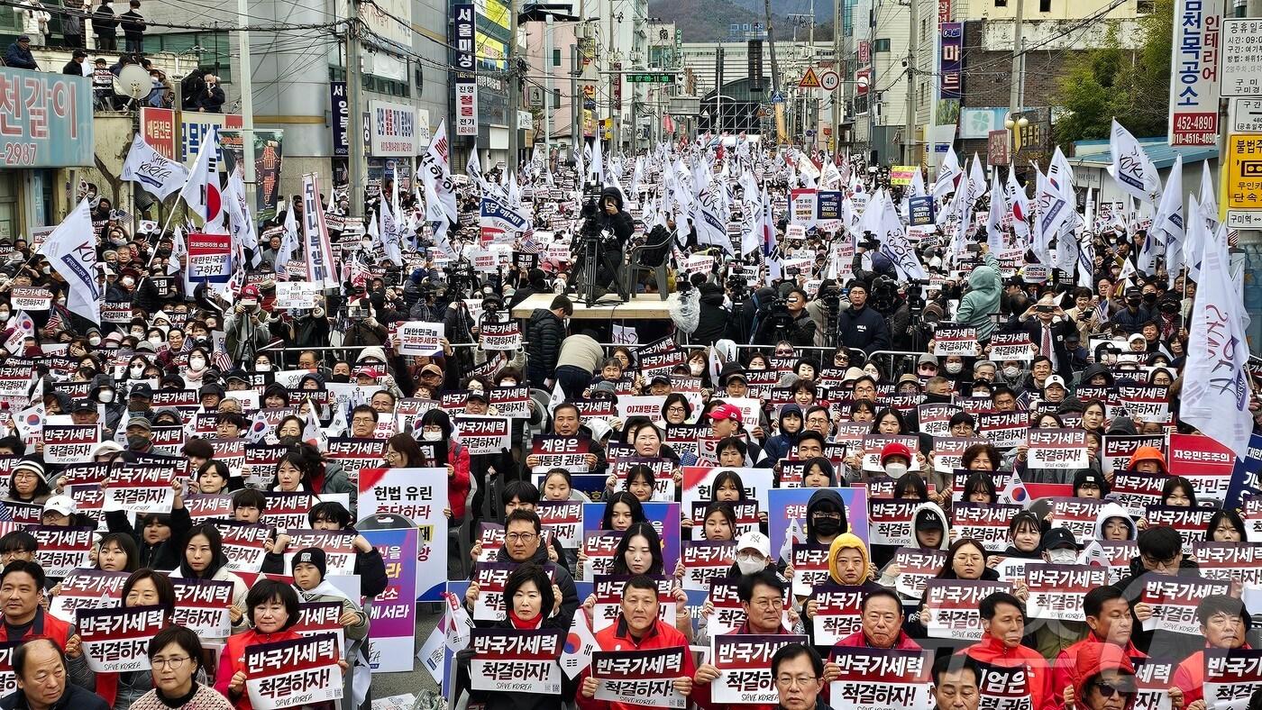 본문 이미지 - 15일 오후 1시30분 경북 구미시 구미역 앞에서 열린 '세이브코리아 국가비상기도회'에 많은 인파가 몰려 있다. 2025.3.15/뉴스1 ⓒ News1 정우용 기자