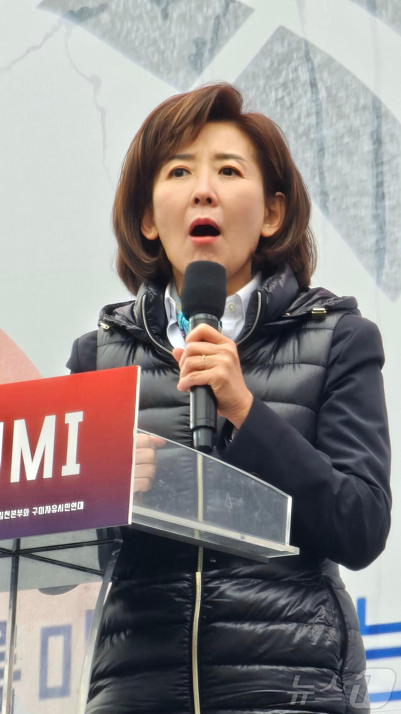 본문 이미지 - 나경원 국민의힘 의원이 15일 경북 구미시 구미역 앞에서 열린 '세이브코리아 국가비상기도회'를 찾아 발언을 하고 있다. 2025.3.15/뉴스1 ⓒ News1 정우용 기자