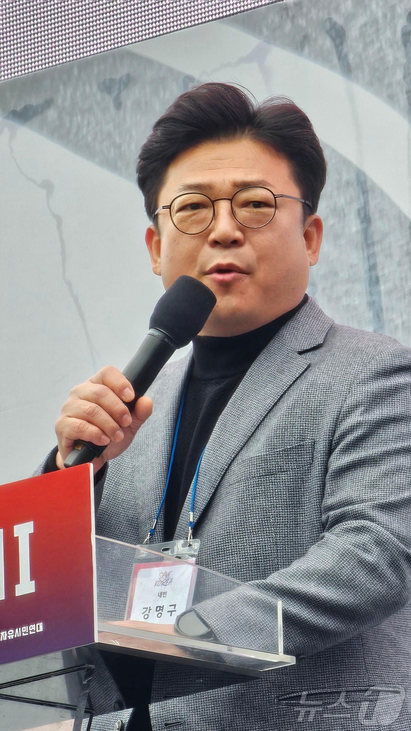 본문 이미지 - 강명구 국민의힘 의원이 15일 경북 구미시 구미역 앞에서 열린 &#39;세이브코리아 국가비상기도회&#39;를 찾아 발언을 하고 있다. 2025.3.15/뉴스1 ⓒ News1 정우용 기자