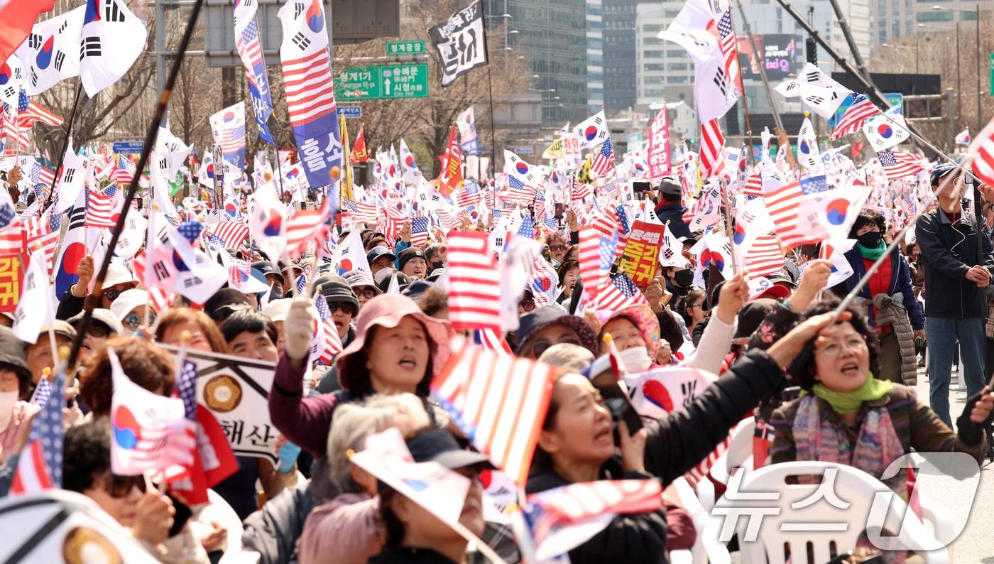 15일 오후 서울 세종대로에서 열린 자유통일당 탄핵반대 집회에서 참가자들이 구호를 외치고 있다. 2025.3.15/뉴스1 ⓒ News1 김명섭 기자