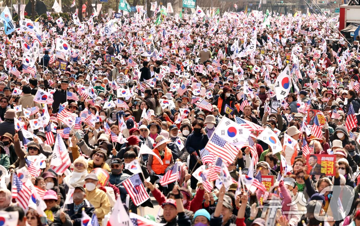 15일 오후 서울 세종대로에서 열린 자유통일당 탄핵반대 집회에서 참가자들이 구호를 외치고 있다. 2025.3.15/뉴스1 ⓒ News1 김명섭 기자