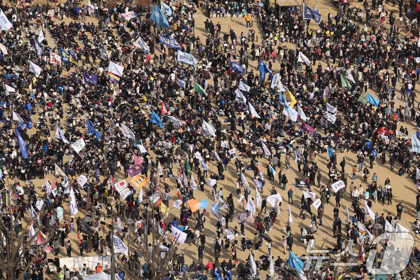 본문 이미지 - 15일 오후 서울 광화문에서 열린 야5당 공동 비상시국 대응을 위한 범국민대회에서 참가자들이 윤석열 대통령 탄핵 인용을 촉구하고 있다. 2025.3.15/뉴스1 ⓒ News1 신웅수 기자