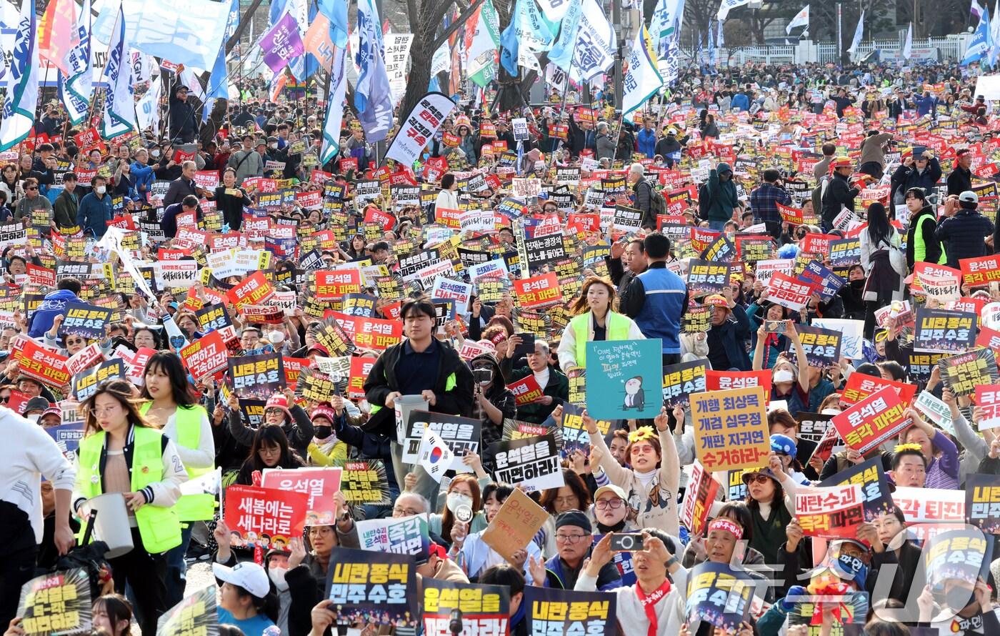 15일 서울 종로구 사직로에서 열린 '윤석열즉각퇴진·사회대개혁 비상행동 대행진'에서 참가자들이 피켓을 들고 구호를 외치고 있다. 2025.3.15/뉴스1 ⓒ News1 김명섭 기자