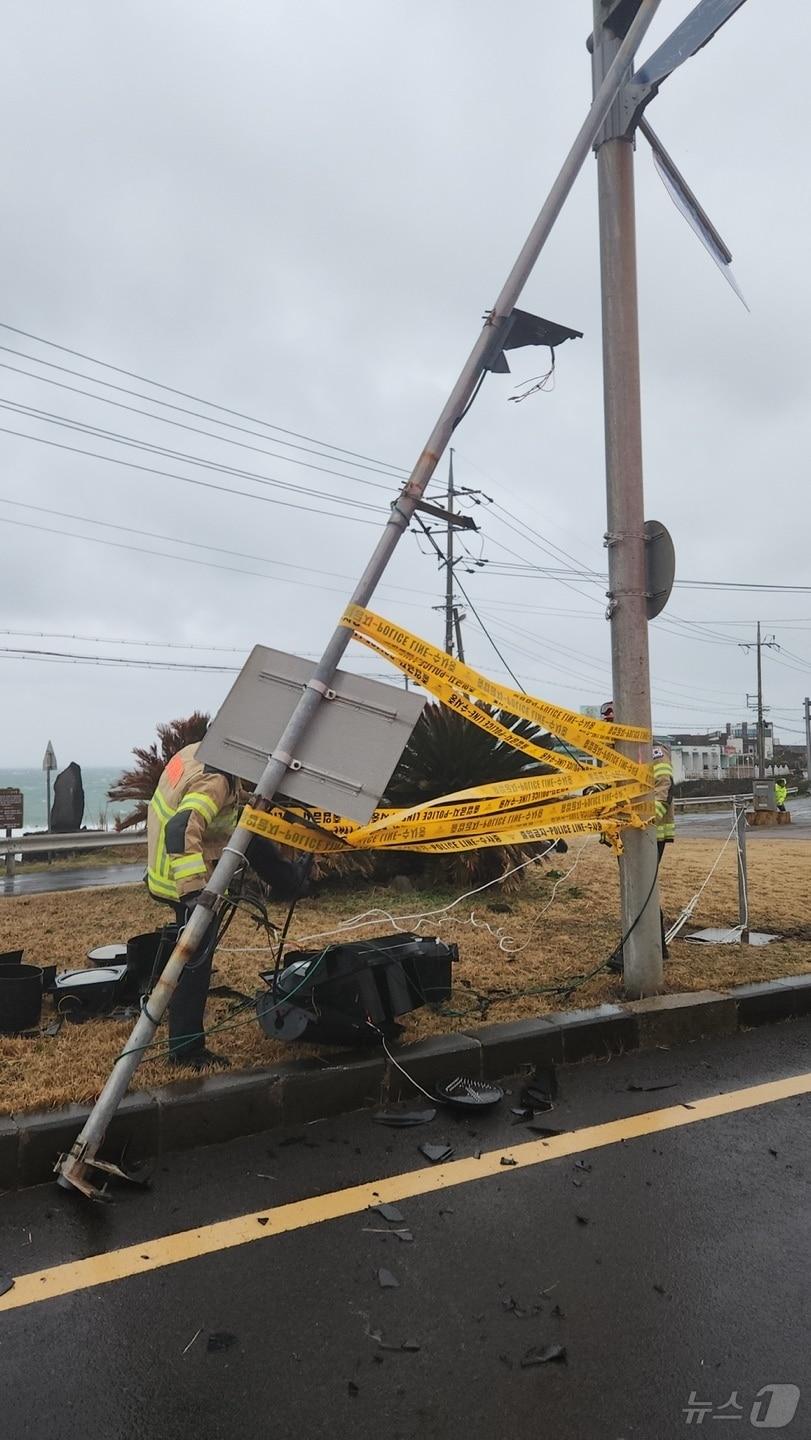 본문 이미지 - 15일 오전 제주시 구좌읍 동복교차로 인근 신호등이 강풍에 쓰러져 소방이 안전 조치를 하고 있다. &#40;제주소방안전본부 제공. 재판매 및 DB 금지&#41;