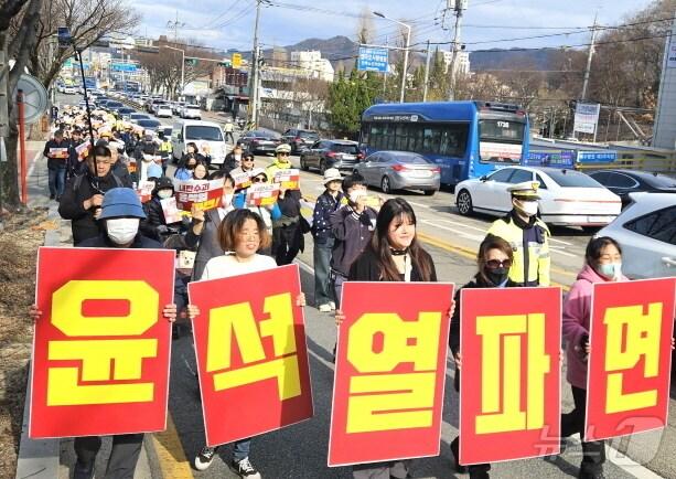 본문 이미지 - 15일 오후 2시께 전주시 모래내시장 인근에서 '윤석열 파면 전북도민대회'가 개최됐다./뉴스1 신준수 기자