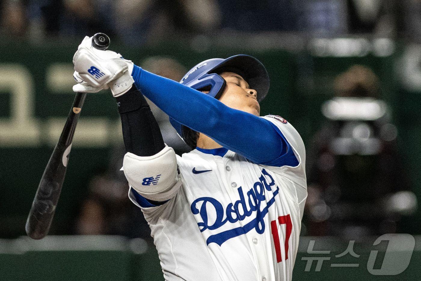 오타니 쇼헤이(LA 다저스)가 15일 일본 도쿄돔에서 열린 도쿄 시리즈 요미우리 자이언츠와의 평가전에서 힘차게 스윙을 하고 있다. ⓒ AFP=뉴스1
