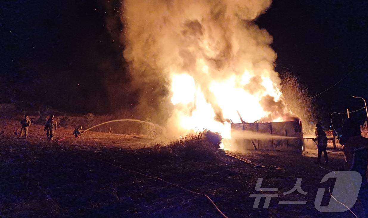 본문 이미지 - 15일 오후 9시 34분쯤 영양군 석보면 택전리 주택에서도 원인 미상의 불이나 소방 당국이 화재를 진압하고 있다(경북소방본부 제공. 재판매 및 DB 금지)2025.3.16/뉴스1