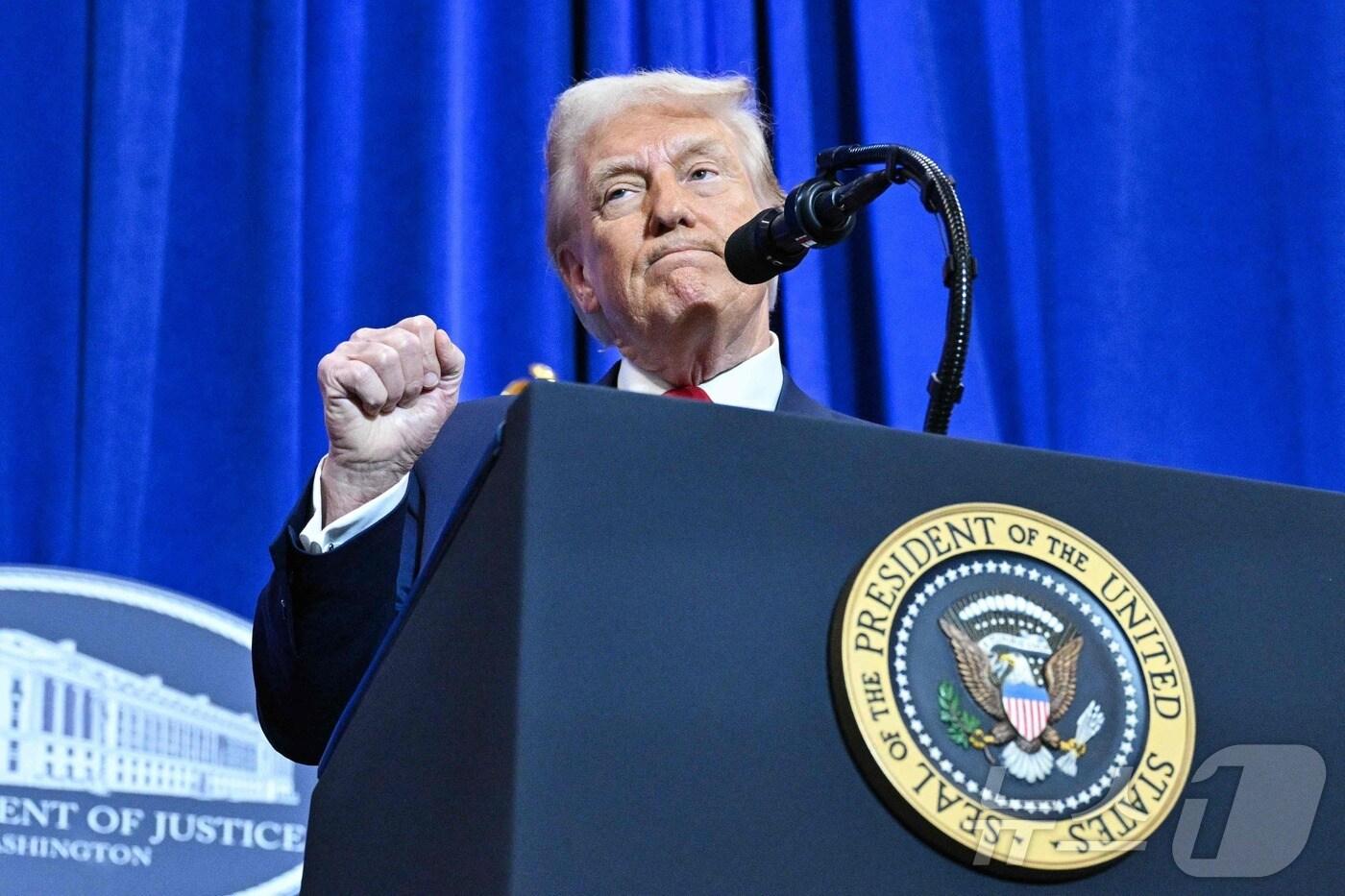 도널드 트럼프 미국 대통령이 14일&#40;현지시간&#41; 워싱턴 법무부를 방문해 연설을 갖고 “우리는 정부에서 불량 행위자들과 부패한 세력을 제거할 것이다”고 밝히고 있다. 2025.03.16 ⓒ AFP=뉴스1 ⓒ News1 우동명 기자