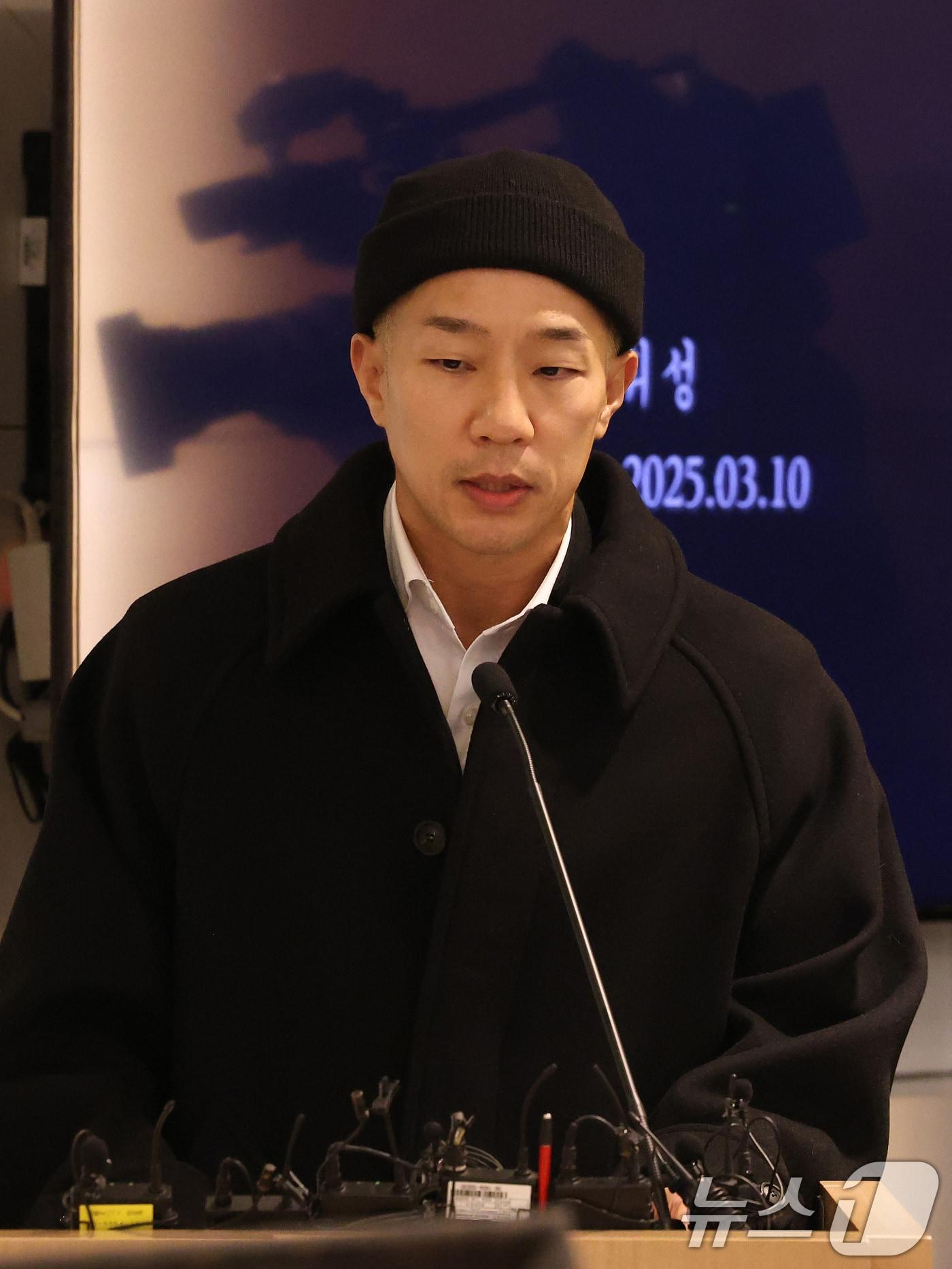 본문 이미지 - 16일 오전 서울 강남구 삼성서울병원 장례식장에서 고(故) 휘성의 영결식이 엄수된 가운데 고인의 절친으로 알려진 마이티마우스의 추플렉스(상추)가 추도사를 하고 있다. (공동취재) 2025.3.16/뉴스1 ⓒ News1 이동해 기자