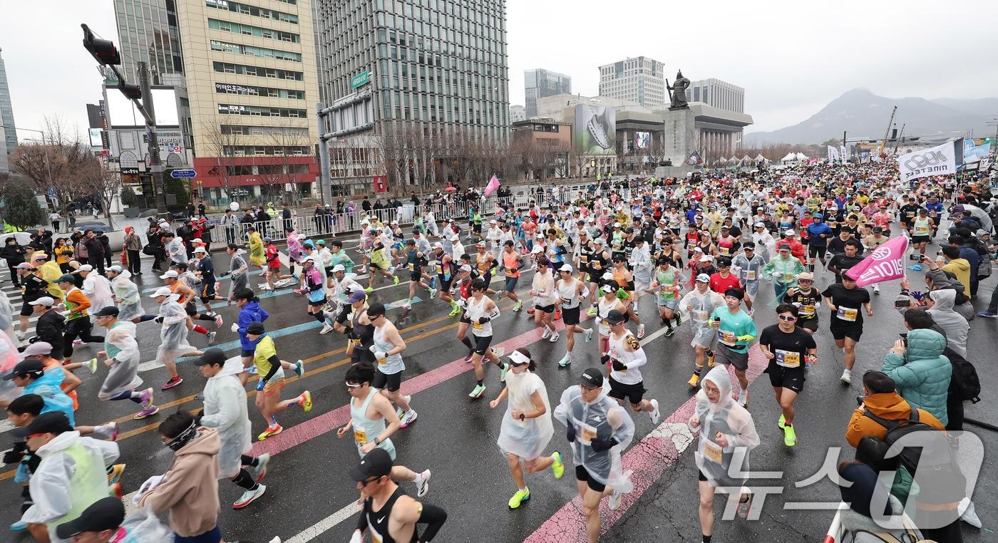 본문 이미지 - 16일 오전 서울 광화문광장에서 열린 2025 서울마라톤에서 참가자들이 힘차게 출발하고 있다. 2025.3.16/뉴스1 ⓒ News1 박지혜 기자