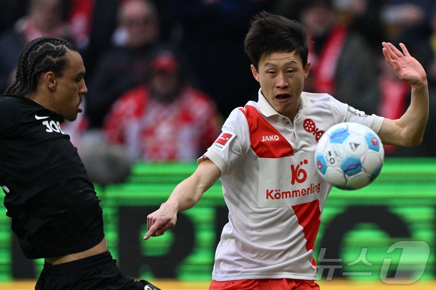 마인츠의 이재성(오른쪽)ⓒ AFP=뉴스1