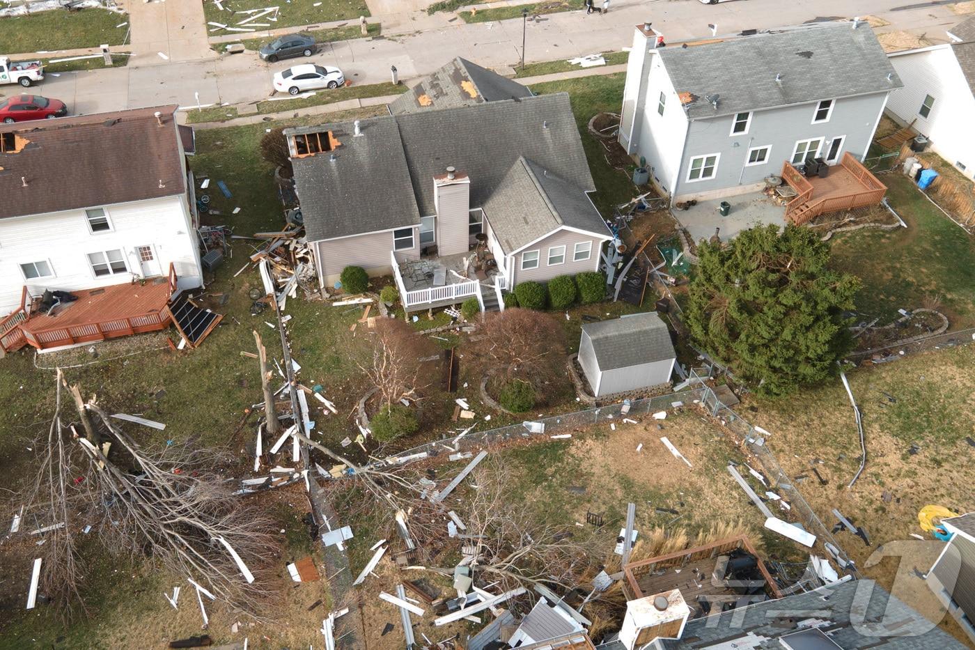 미국 중남부 미주리주의 한 마을이 15일 불어닥친 토네이도로 인해 쑥대밭이 돼 있다. 2025.3.15 ⓒ 로이터=뉴스1 ⓒ News1 강민경 기자