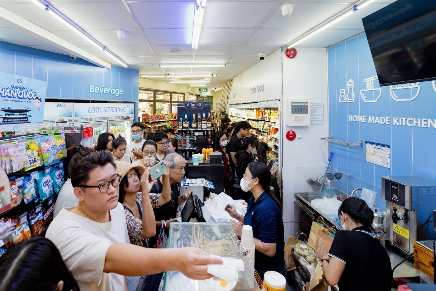 본문 이미지 - 베트남 현지 고객들이 하노이에 오픈한 GS25를 이용하고 있다.(GS25 제공)