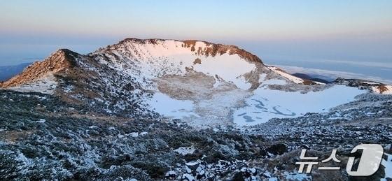 본문 이미지 - 지난 9일 촬영된 한라산 백록담.(제주특별자치도 한라산국립공원관리소 제공, 재판매 및 DB 금지)