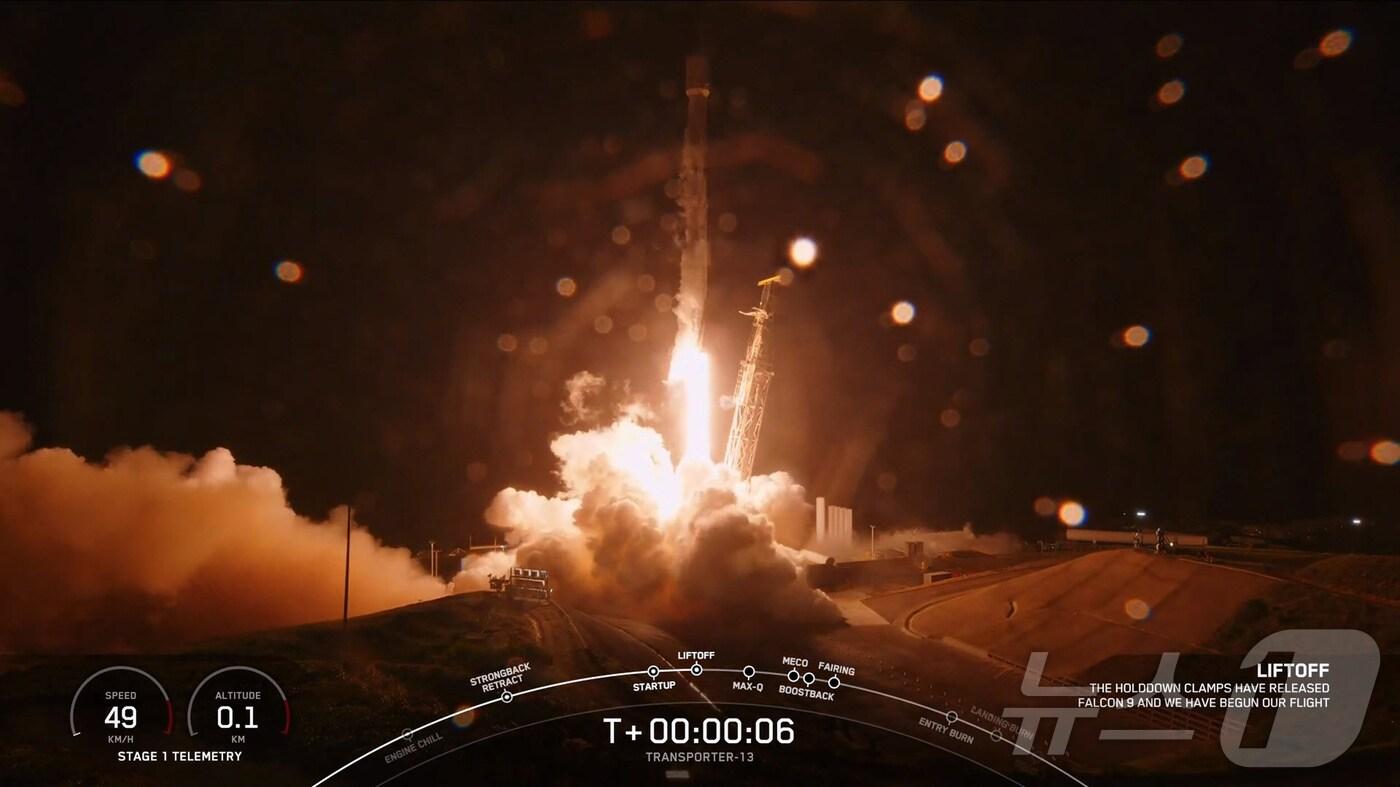 진주샛-1B가 실려있는 스페이스X의 팰컨9이 15일 오후 3시39분쯤(현지시각 14일 오후 11시 39분) 미국 캘리포니아주 밴덴버그 우주군 기지에서 발사되고 있다.(진주시 제공, 재판매 및 DB 금지)