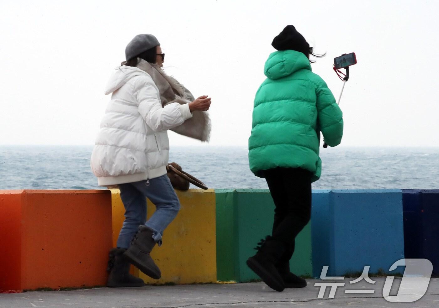 패딩을 입고 겨울 목도리를 한 관광객들 ⓒ News1 오현지 기자