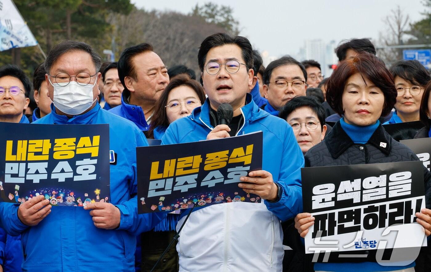 본문 이미지 - 박찬대 더불어민주당 원내대표가 16일 서울 여의도 국회에서 내란수괴 윤석열 파면 촉구 국회의원 도보행진을 하기 전 발언하고 있다. 2025.3.16/뉴스1 ⓒ News1 안은나 기자