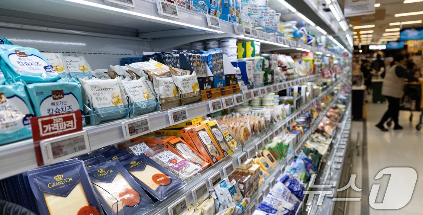 16일 서울 시내의 한 대형 마트에 유제품들이 진열돼 있다. 2025.3.16/뉴스1 ⓒ News1 이승배 기자