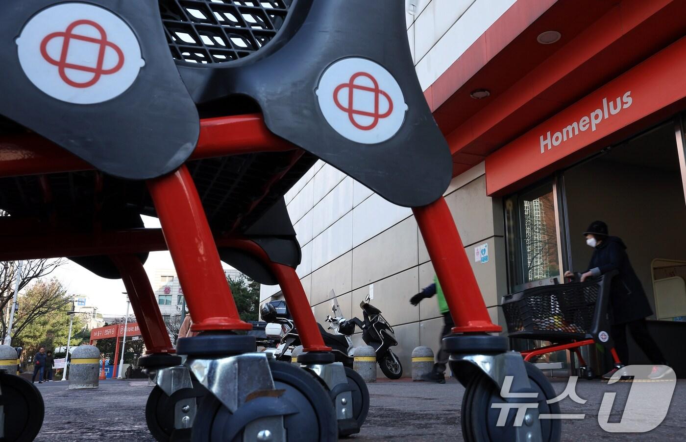 16일 오후 서울 시내의 홈플러스에서 장보기를 마친 시민이 나오고 있다. 2025.3.16/뉴스1 ⓒ News1 박정호 기자