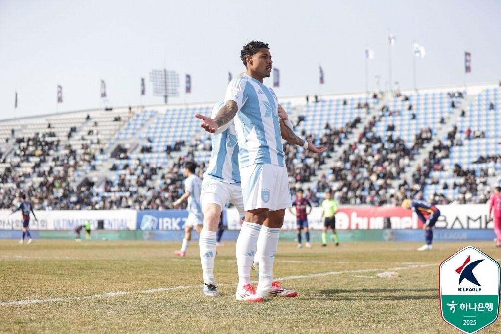 본문 이미지 - 데뷔전에서 데뷔골을 넣은 울산HD의 에릭(한국프로축구연맹 제공) 