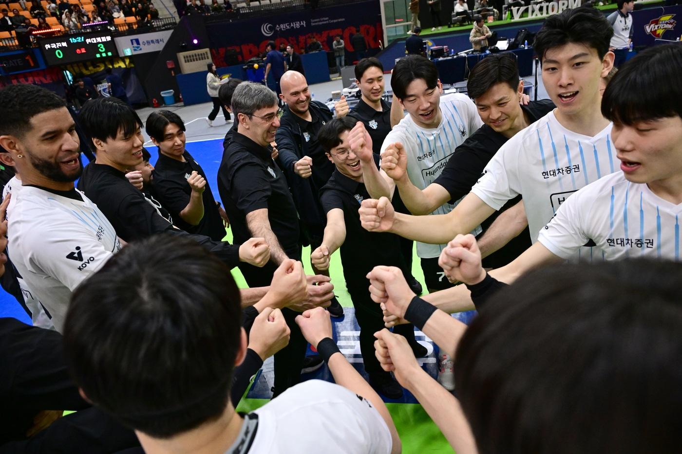 본문 이미지 - 승리 후 주먹을 맞대며 기뻐하는 현대캐피탈 선수단(KOVO제공) 