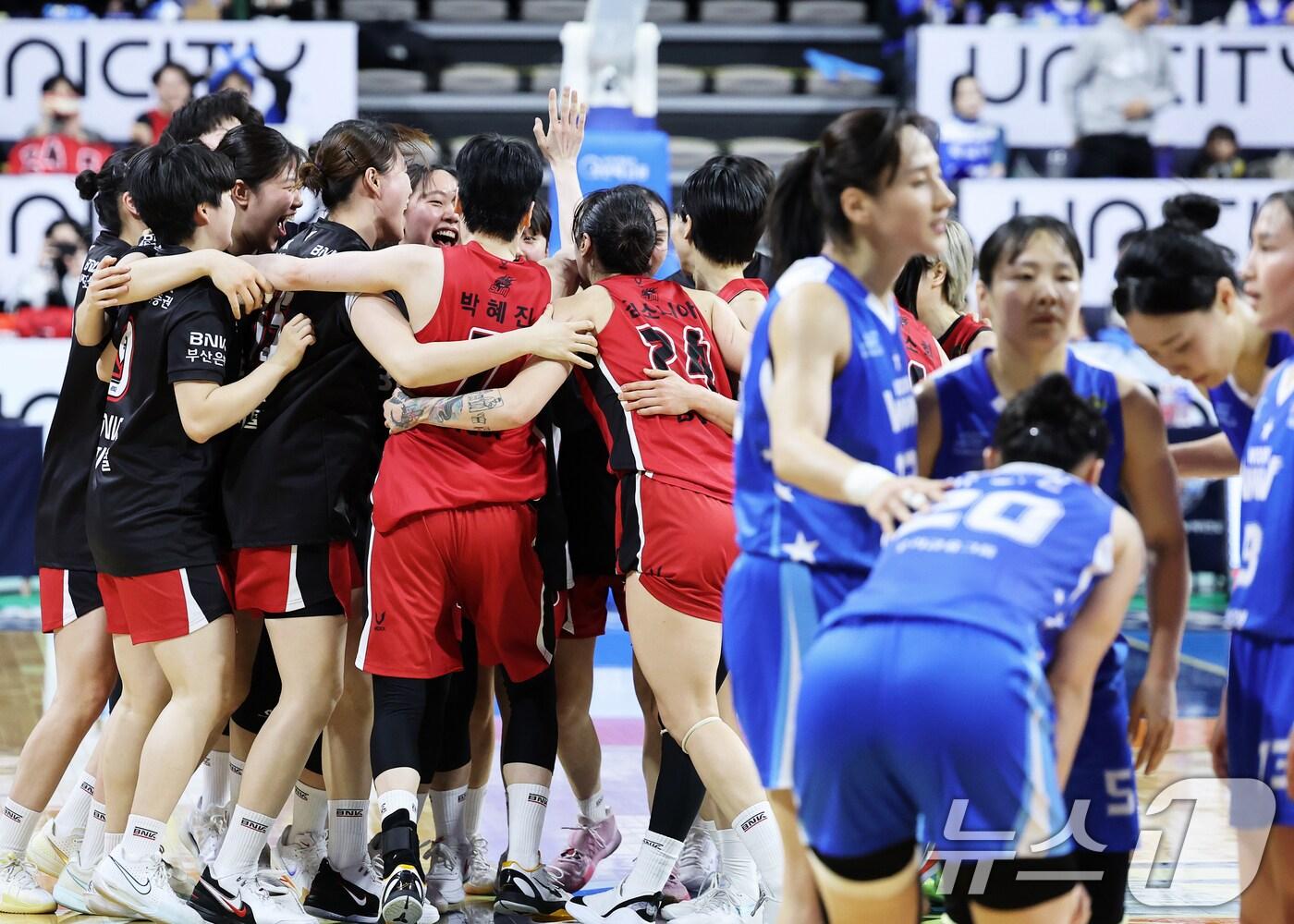 본문 이미지 - 16일 오후 충남 아산 이순신체육관에서 열린 '하나은행 2024-2025 여자프로농구' 플레이오프 챔피언결정전 1차전 아산 우리은행과 부산 BNK의 경기에서 53-47로 극적인 역전승을 거둔 BNK 선수들이 얼싸안고 기뻐하고 있다. 2025.3.16/뉴스1 ⓒ News1 오대일 기자