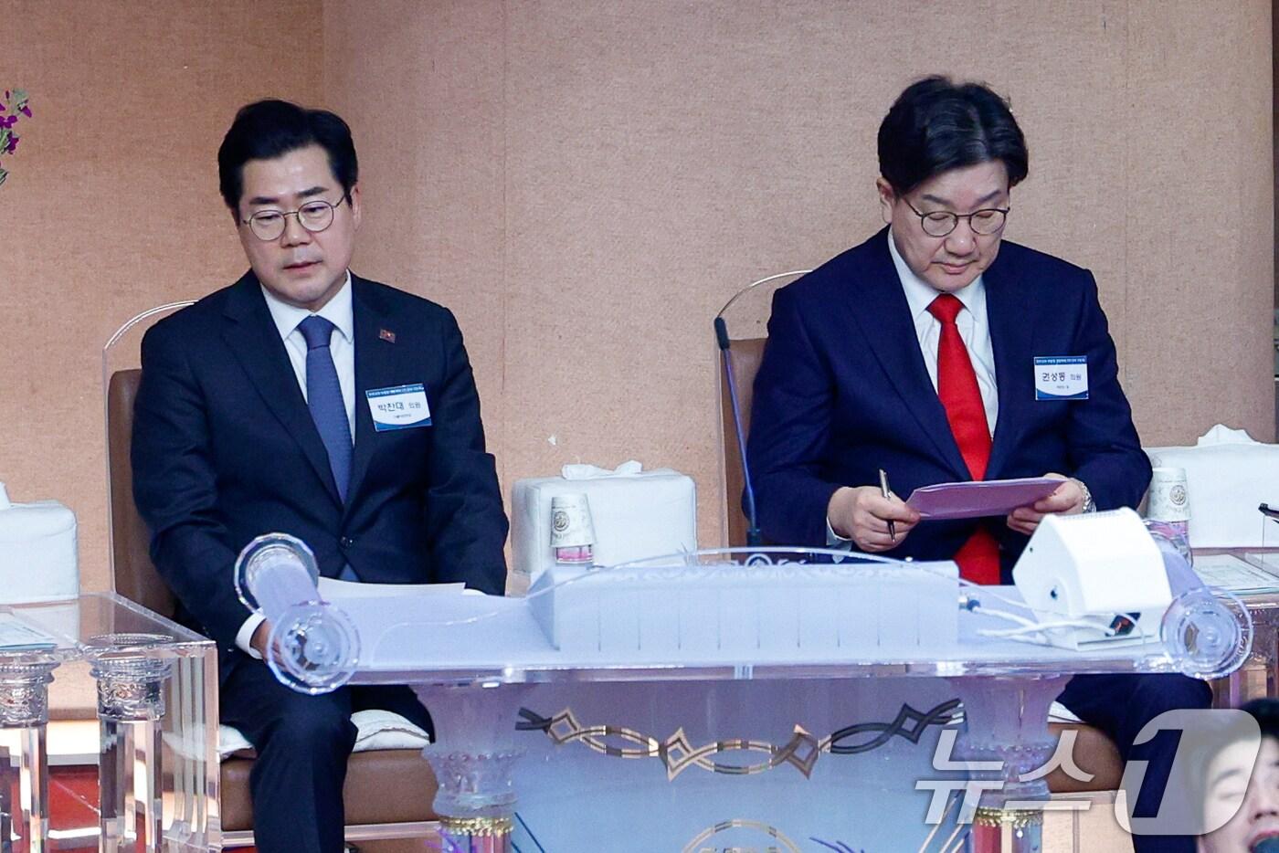 더불어민주당 박찬대(왼쪽), 국민의힘 권성동 원내대표가 16일 오후 서울 영등포구 여의도순복음교회에서 열린 한국교회 부활절 연합예배 2차 준비기도회에 참석하고 있다. 2025.3.16/뉴스1 ⓒ News1 안은나 기자