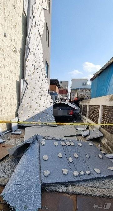 본문 이미지 - 16일 오후 3시30분께 전북 군산시 동흥남동의 한 건물의 외벽 마감재가 쏟아져 내리는 사고가 났다. (독자 제공. 재판매 및 DB금지)2025.3.16/뉴스1