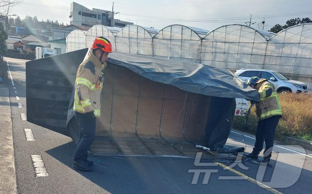 본문 이미지 - 16일 오후 서귀포시 토평통에서 간이창고가 바람에 날아가 도로를 막고 있다.(제주소방안전본부 제공. 재판매 및 DB 금지)