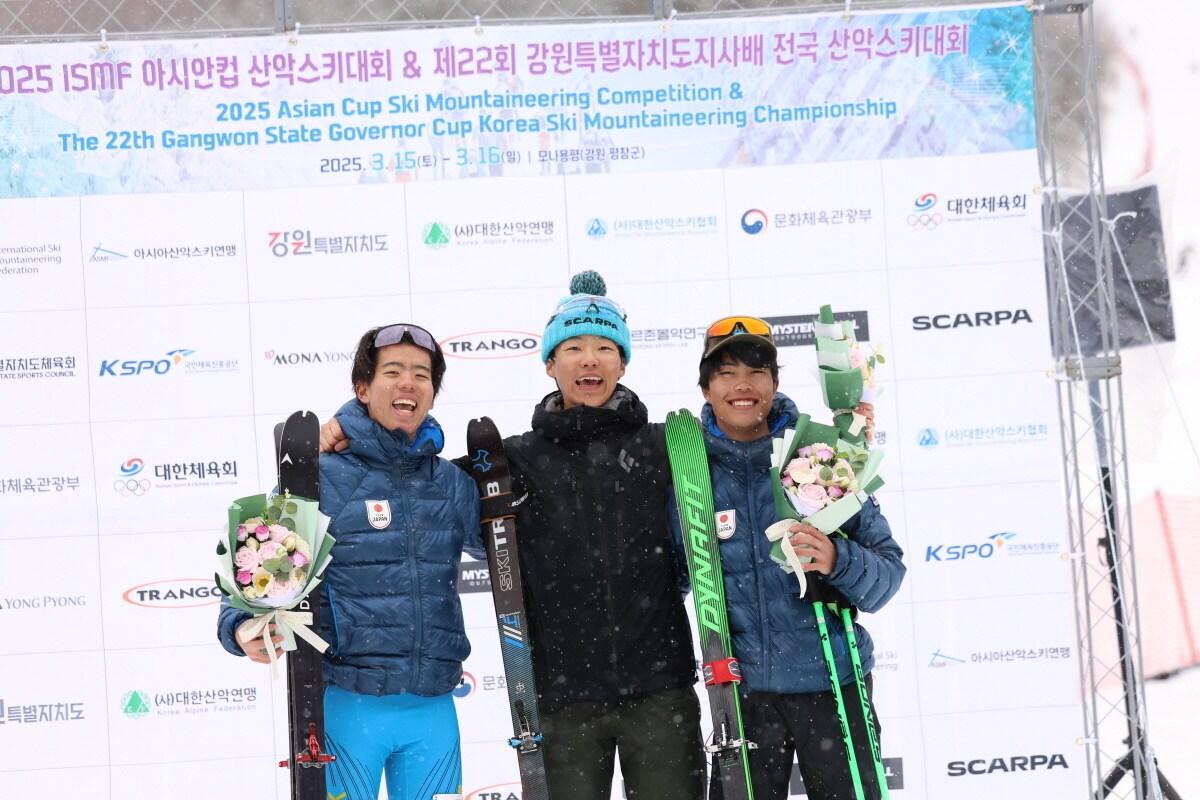 본문 이미지 - 정재원(가운데)이 2025 국제산악스키협회(ISMF) 아시안컵 산악스키대회 겸 제22회 강원특별자치도지사배 전국 산악스키대회에서 2관왕을 차지했다.(대한산악연맹 제공)