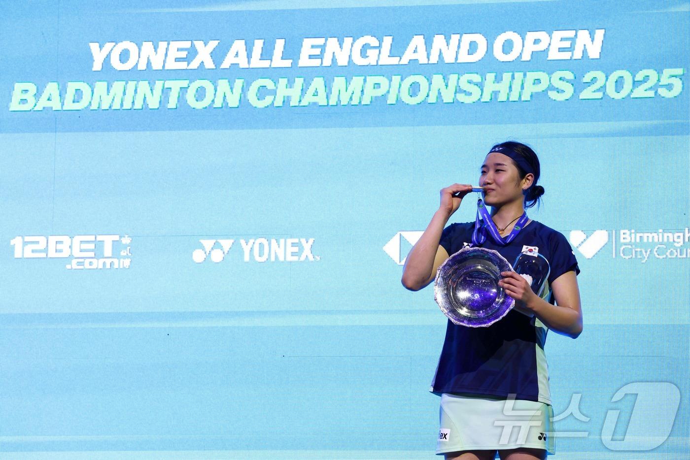 안세영이 17일&#40;한국시간&#41; 세계배드민턴연맹&#40;BWF&#41; 월드투어 슈퍼 1000 전영오픈 여자 단식  우승한 후 세리머니를 펼치고 있다. 2025.3.17 ⓒ AFP=뉴스1 ⓒ News1 김성진 기자