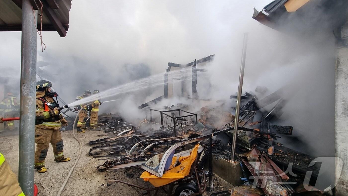16일 오전 10시 44분쯤 경북 안동시 서후면 태장리 한 주택에서 불이나 소방 당국이 화재를 진압하고 있다.(경북소방본부 제공. 재판매 및 DB 금지)2025.3.17/뉴스1