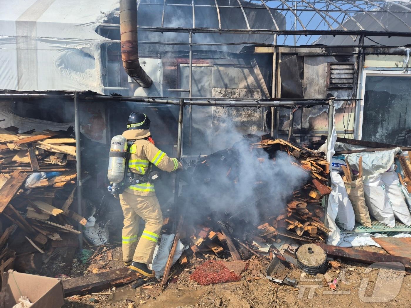 본문 이미지 - 공주 우성면 주택화재 진압 현장.(공주소방서 제공. 재판매 및 DB금지)/뉴스1