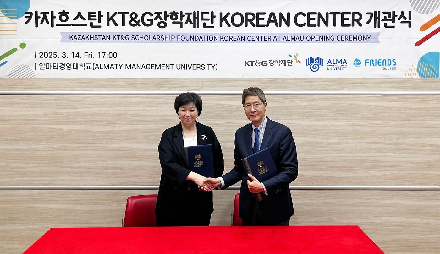  KT&G장학재단이 카자흐스탄의 알마티 경영대학교와 협업해 'KT&G장학재단 Korean Center'를 지난 14일 개관했다. 사진은 KT&G장학재단 Korean Center 개관식 행사에 참석한 안홍필 KT&G장학재단 사무국장과 (왼쪽)굴나라 쿠렌케예바(Gulnara Kurenkeyeva) 알마티 경영대학교 총장이 기념사진을 촬영하고 있는 모습.(KT&G장학재단 제공)