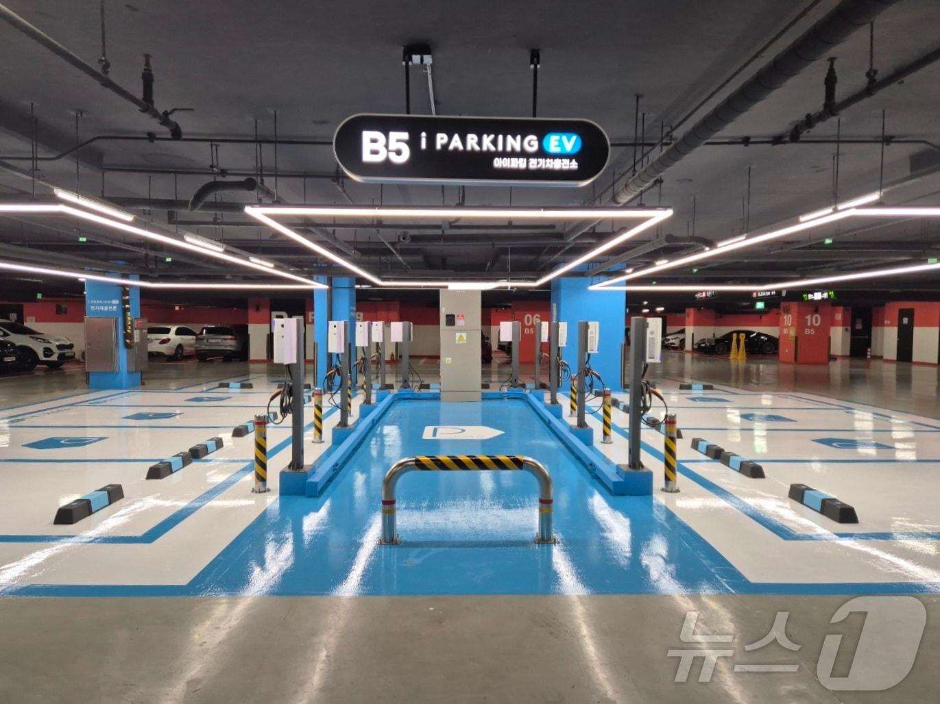 본문 이미지 - 서울 종로구 'SK그린캠퍼스' 내 아이파킹 전기차 충전소 전경(SK이노베이션 제공)