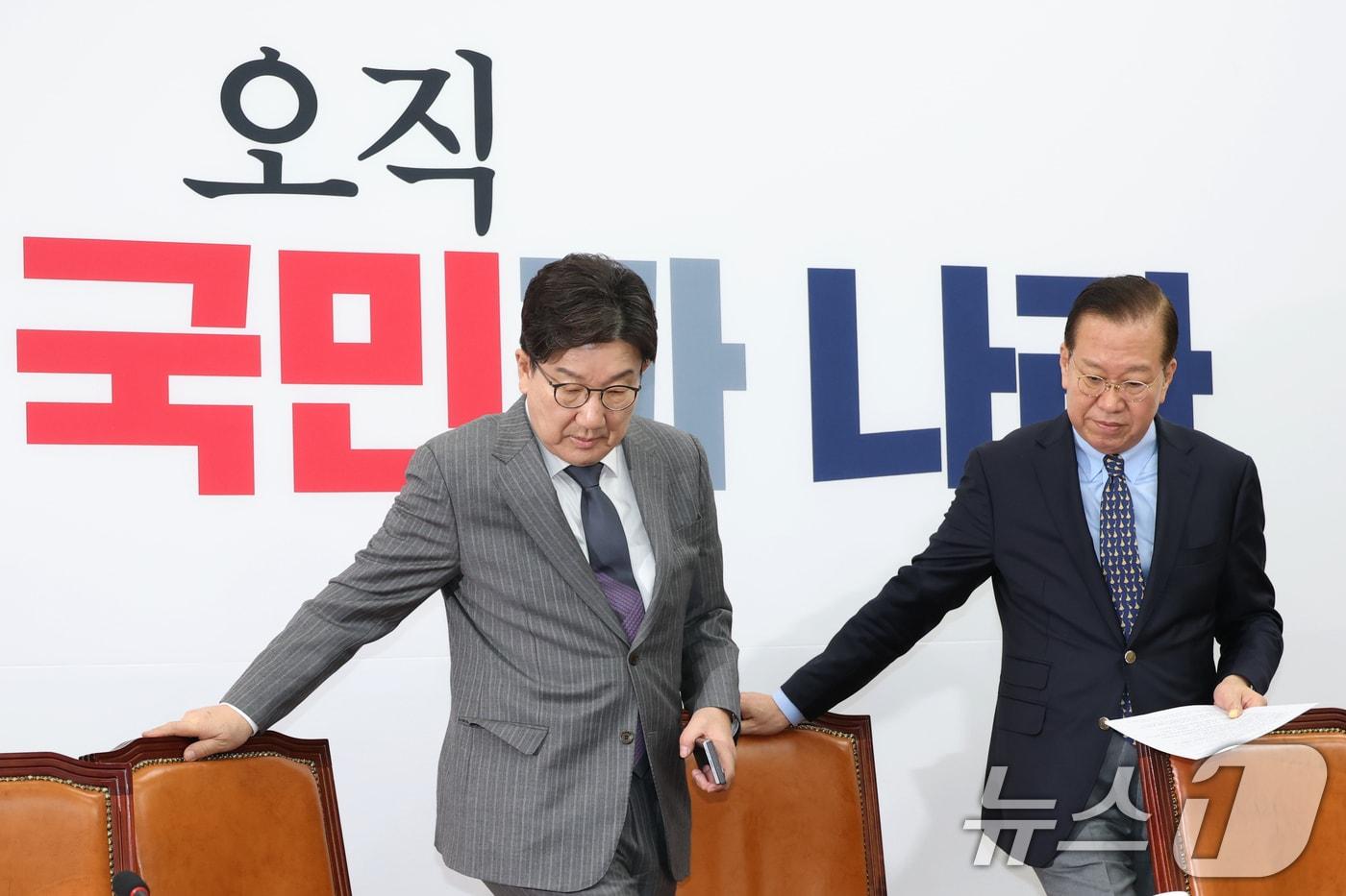 권영세 국민의힘 비상대책위원장과 권성동 원내대표가 17일 오전 서울 여의도 국회에서 열린 비상대책위원회의에 참석하고 있다. 2025.3.17/뉴스1 ⓒ News1 이광호 기자