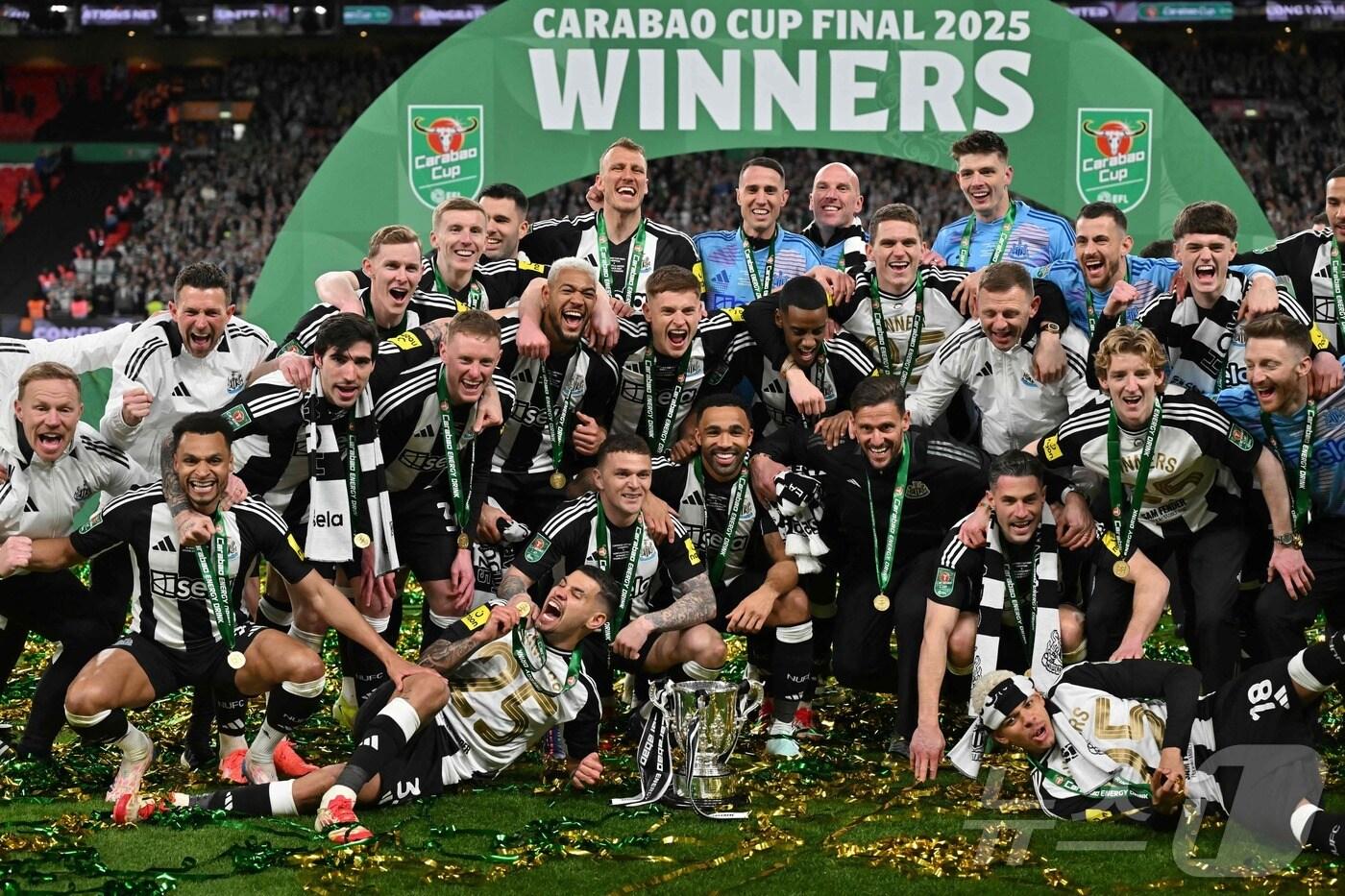 리그컵 우승 후 기뻐하는 뉴캐슬 선수들 ⓒ AFP=뉴스1