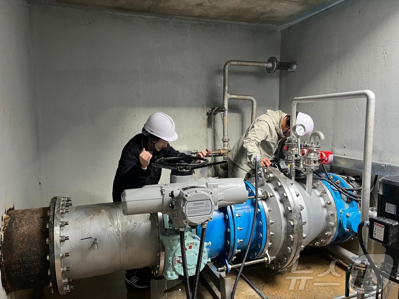 본문 이미지 - '마이크로 스트레이너' 설치 장면 (영동군 제공. 재판매 및 DB금지) /뉴스1 