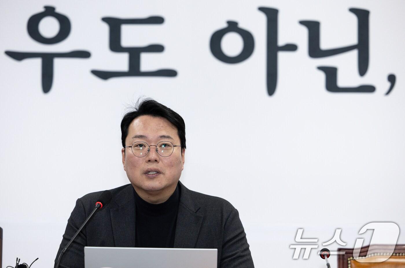 천하람 개혁신당 당대표 권한대행 겸 원내대표가 17일 오전 서울 여의도 국회에서 열린 최고위원회의에서 발언을 하고 있다. 2025.3.17/뉴스1 ⓒ News1 이재명 기자