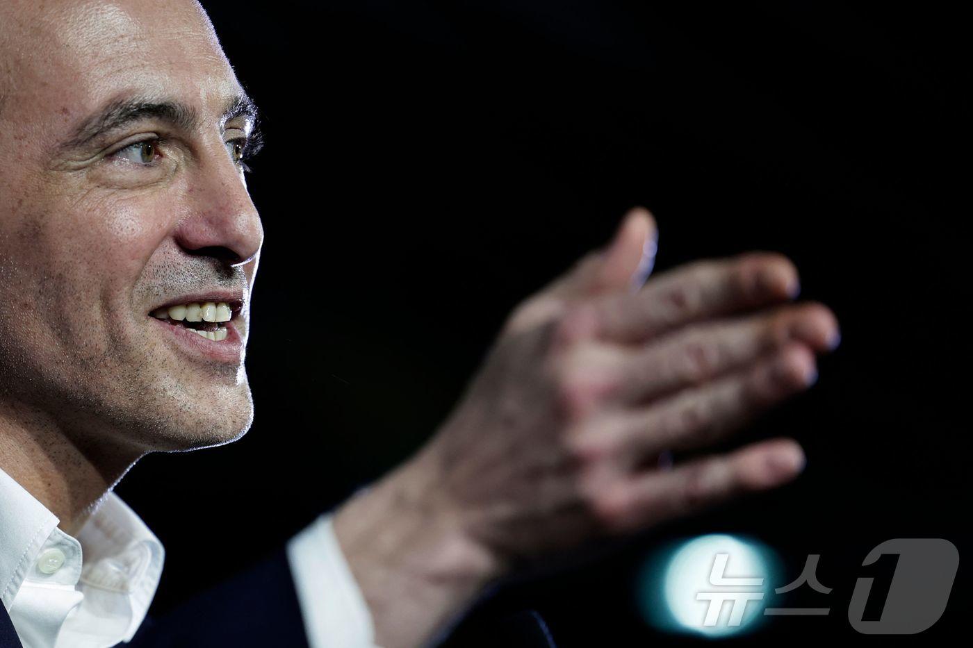 본문 이미지 - 프랑스 MEP의원이자 플레이스 푸블리크 정당 공동대표인 라파엘 글룩스만이 2025년 3월 16일 프랑스 파리에서 열린 전당대회에서 연설을 하고 있다. ⓒ AFP=뉴스1