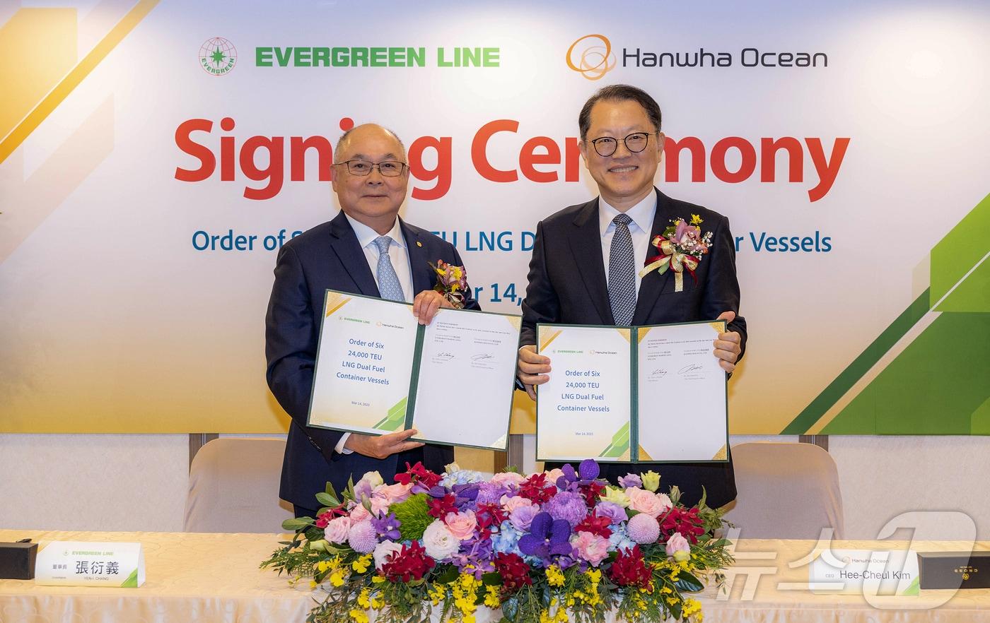 김희철 한화오션 대표이사 사장(오른쪽)과 장옌이 에버그린 회장이 LNG이중연료추진 초대형 컨테이너선 건조 계약서에 서명한 뒤 기념촬영을 하고 있다.(한화오션 제공)