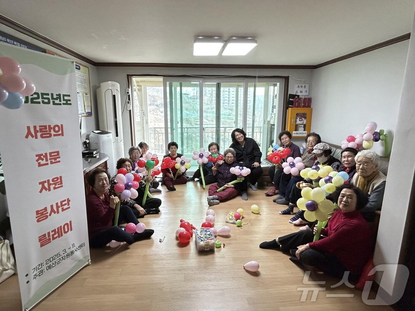 본문 이미지 - 예산자원봉사센터 빨강풍선 봉사단이 풍선아트 프로그램 진행 후 기념촬영을 하고 있다. (예산군자원봉사센터 제공. 재판매 및 DB금지) /뉴스1