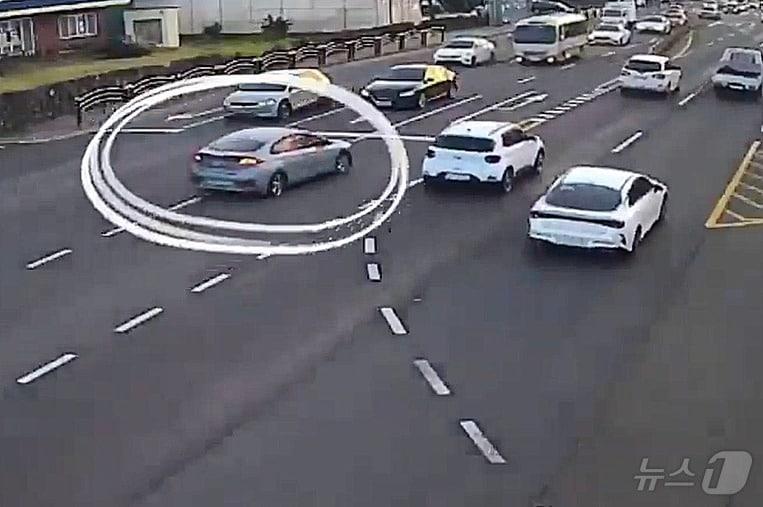 본문 이미지 - 지난 11일 제주시 일주서로에서 난민 신분의 20대 남성이 무면허 운전을 하다 역주행을 해 교통사고를 내고 도주한 혐의로 붙잡혔다.(제주서부경찰서 제공. 재판매 및 DB 금지)