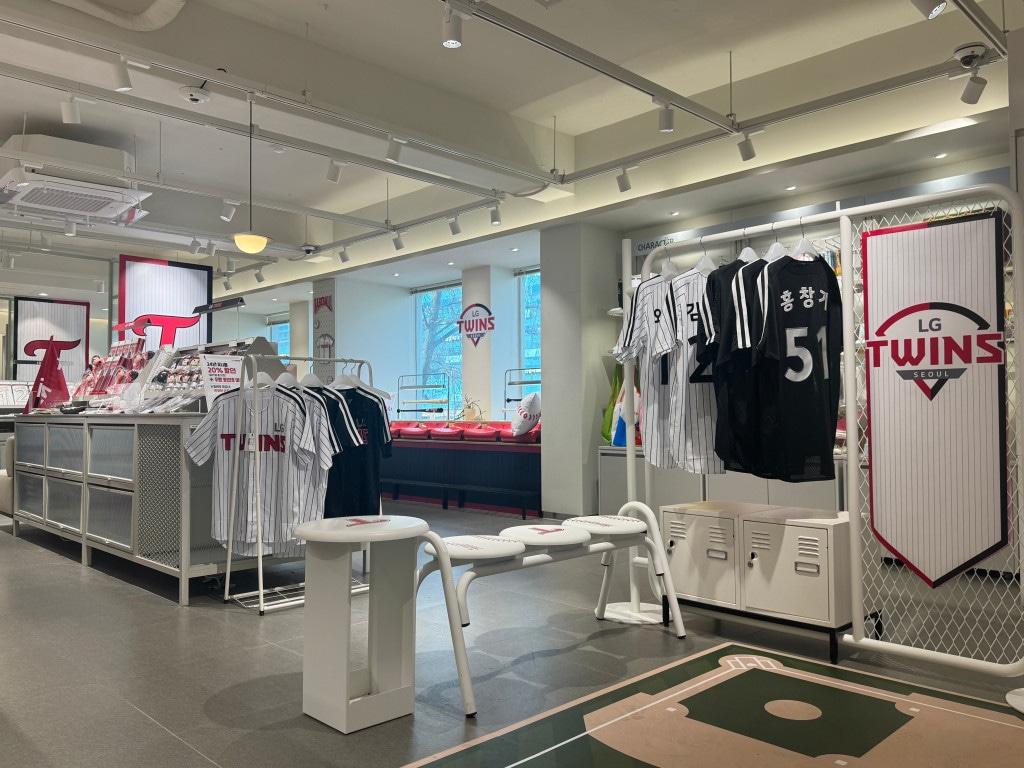 본문 이미지 - 프로야구 LG 트윈스는 프로야구 개막에 맞춰 LG 유플러스와 협업을 통해 스포츠 굿즈 특화 매장인 '일상의틈 잠실 직영점'을 오픈한다고 17일 밝혔다.(LG 트윈스 제공)