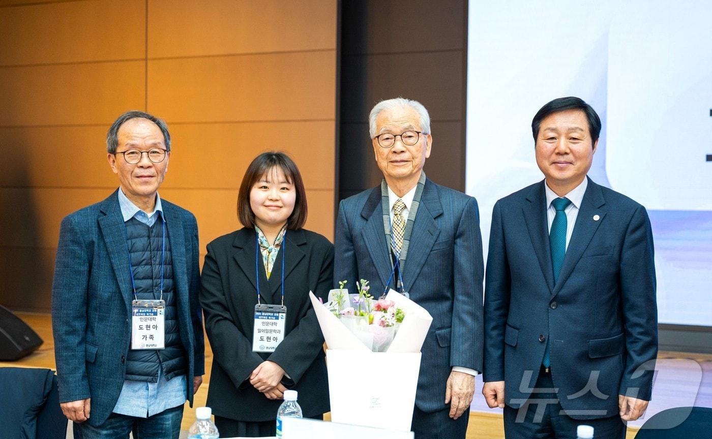 왼쪽부터 도중진·도현아·도수희 교수, 김정겸 총장(충남대 제공.재판매 및 DB금지)/뉴스1