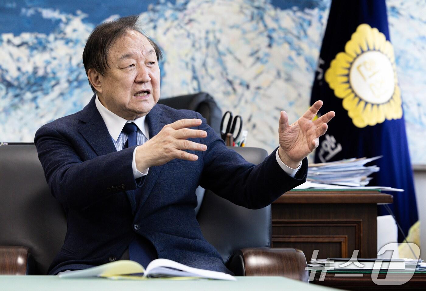 정대철 헌정회 회장이 17일 오전 서울 여의도 국회 헌정회에서 뉴스1과 인터뷰를 하고 있다. 2025.3.17/뉴스1 ⓒ News1 이재명 기자