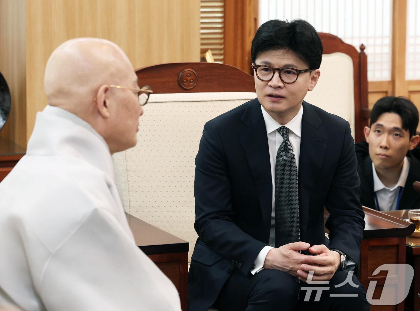 본문 이미지 - 한동훈 전 국민의힘 대표가 17일 오전 서울 종로구 한국불교역사문화기념관에서 조계종 총무원장 진우 스님을 예방하며 대화를 나누고 있다. 2025.3.17/뉴스1 ⓒ News1 오대일 기자