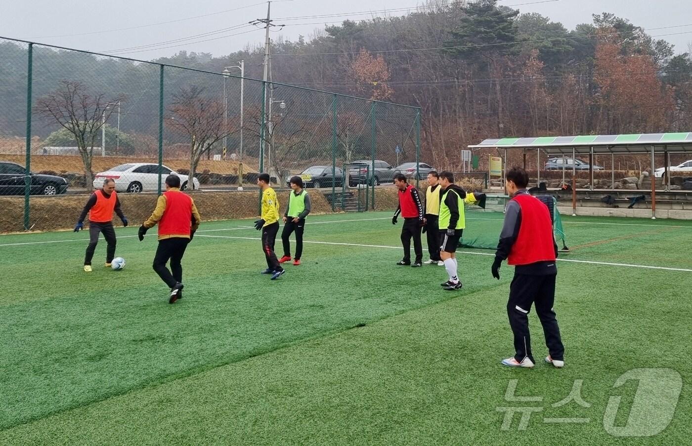 본문 이미지 -   정읍시가 봄철 시민들의 안전한 체육활동을 보장하고 시설 활용도를 높이기 위해 노후 체육시설 정비에 나섰다. 시민들이 축구경기를 즐기고 있다.(정읍시 제공. 재판매 및 DB금지)
