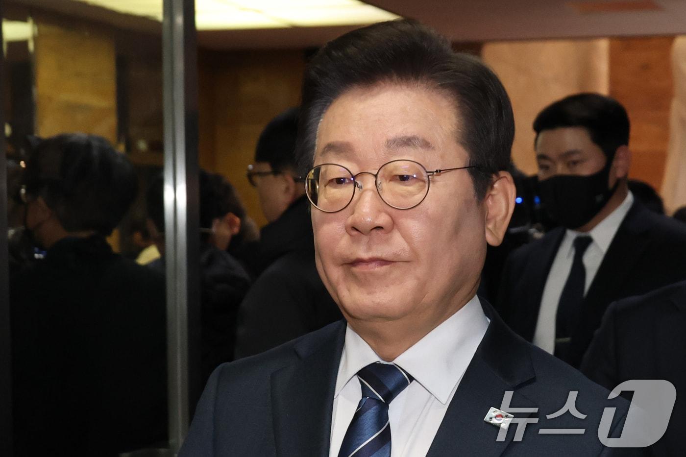 이재명 더불어민주당 대표가 17일 오전 서울 여의도 국회에서 비공개 비상의원총회를 마친뒤 대표실로 이동하고 있다. 2025.3.17/뉴스1 ⓒ News1 이광호 기자