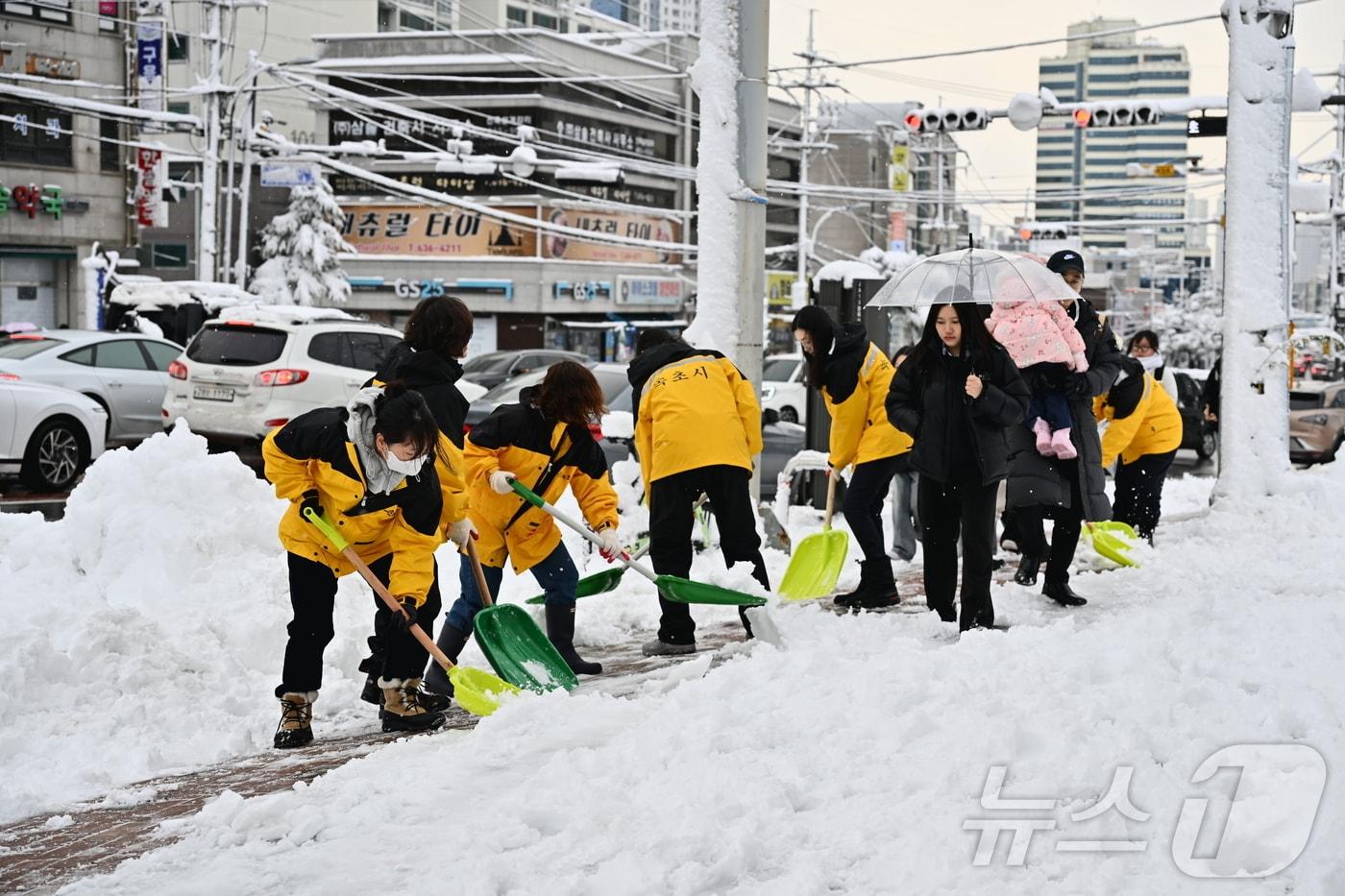 강원 동해안과 산지를 중심으로 많은 눈이 내린 17일 강원 속초시에서 시청 직원들이 분주히 제설작업을하고 있다. (속초시 제공, 재판매 및 DB 금지)2025.3.17/뉴스1 ⓒ News1 윤왕근 기자